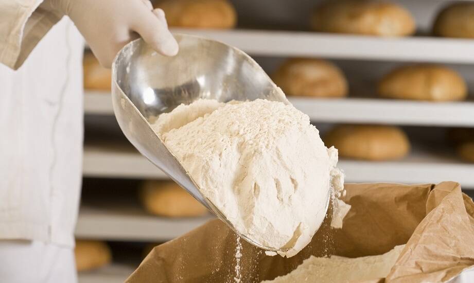 Jak zaprojektować bezpieczny system do magazynowania sypkich surowców w piekarni?