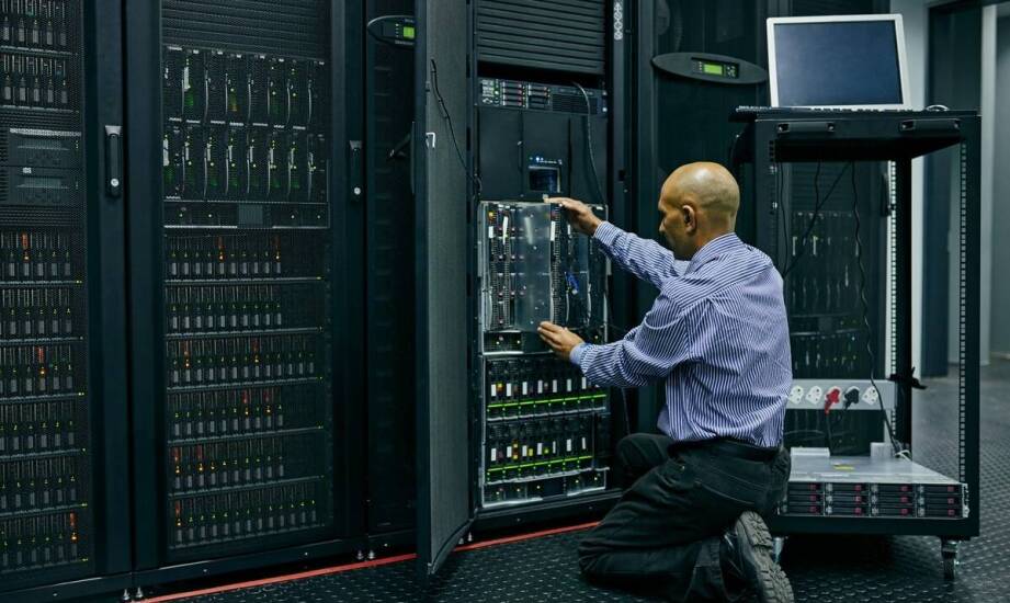 Dlaczego serwisowanie i naprawa UPS są istotne dla bezpieczeństwa danych?