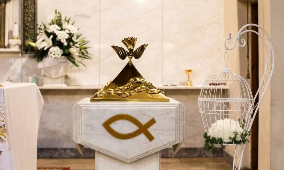 The role of the table in liturgical ceremonies: significance and symbolism