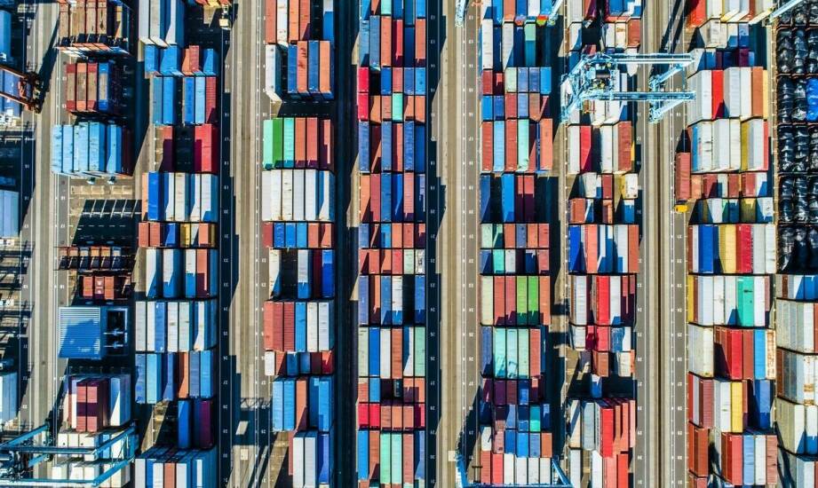 Transport kontenerów – jakie prawne aspekty należy uwzględnić?