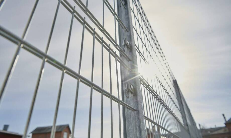 Stahlzäune und Korrosionsschutz – Feuerverzinkung oder Pulverbeschichtung?