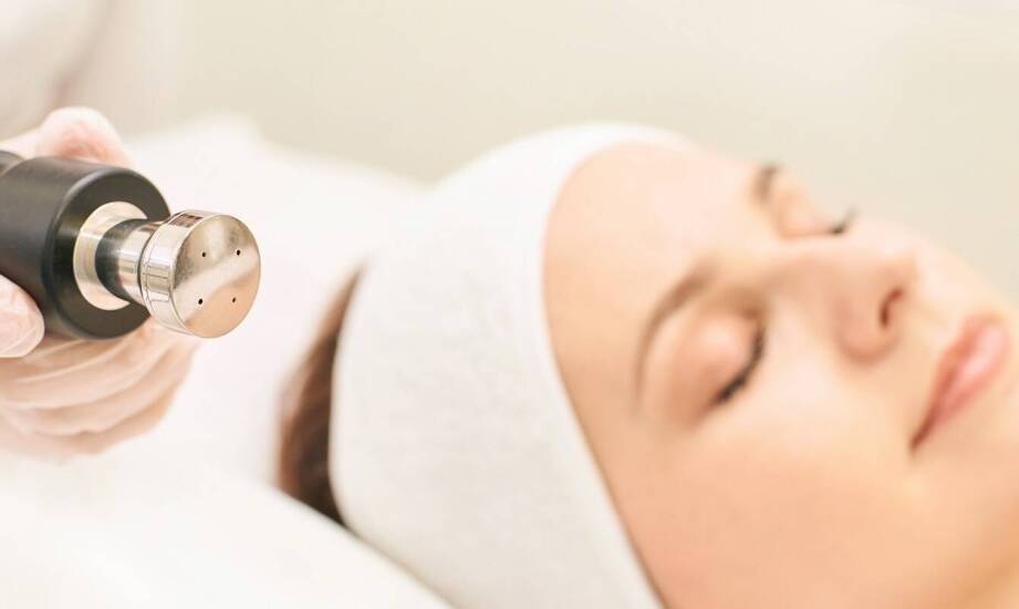 Zalety mikroigłowej mezoterapii w walce z oznakami starzenia się skóry