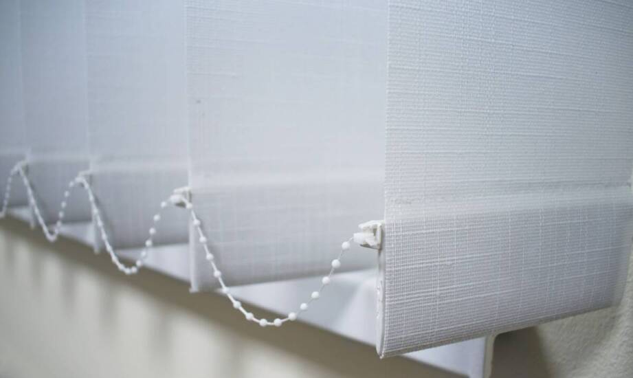 Sterowanie łańcuszkowe rolet rzymskich w kuchni – zalety i wady