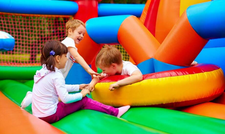 Jak dmuchańce w miejscach publicznych mogą wspierać rozwój fizyczny dzieci?