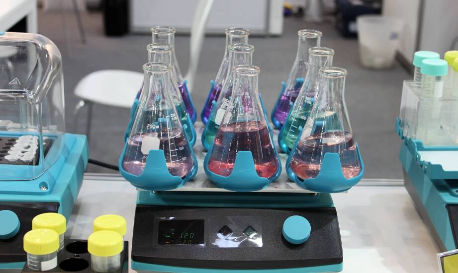 Praktyczne zastosowania wibracyjnych stolików w naukowych laboratoriach