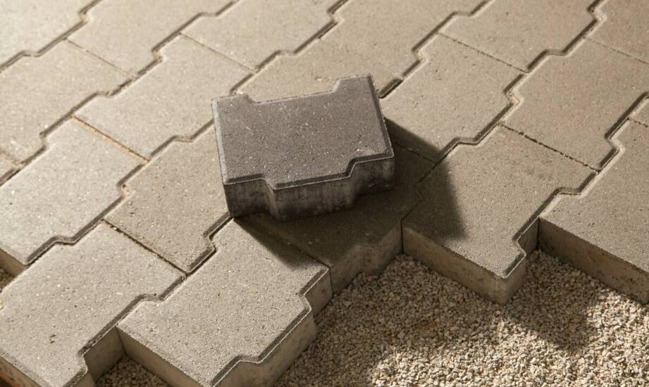 Jakie czynniki wpływają na wybór betonowej kostki do ogrodu?
