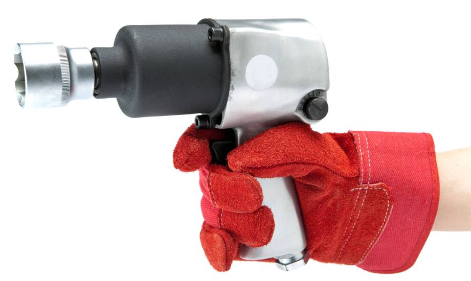 Klucz dynamometryczny na akumulatorze w produkcji seryjnej – jakie przynosi korzyści?