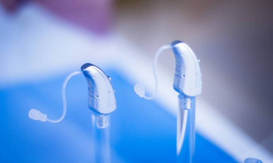 Dlaczego warto zdecydować się na słuchowe aparaty z redukcją szumów?