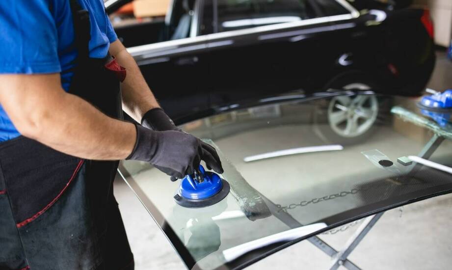 Jak szybkie bezgotówkowe rozliczenia przyspieszają wymianę samochodowych szyb?