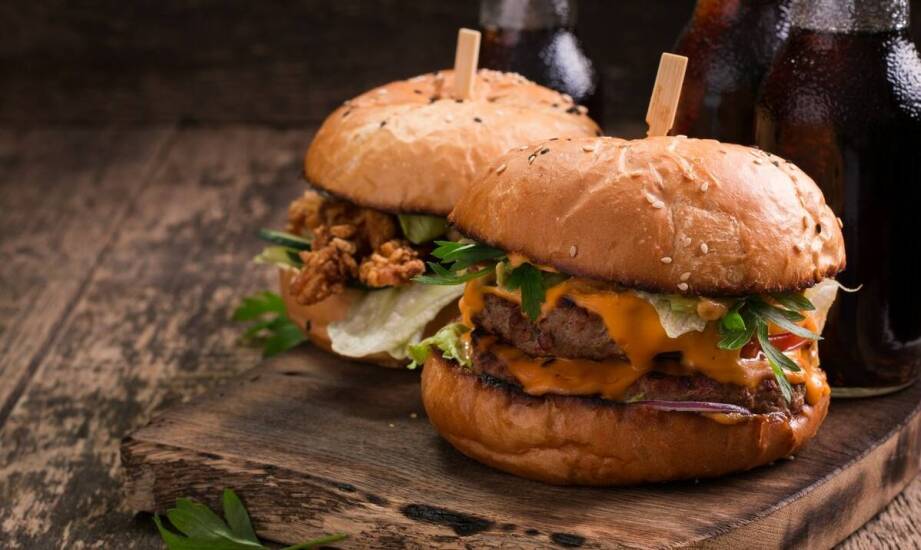Wybór pieczywa: Jakie bułki najlepiej pasują do burgerów polskich?