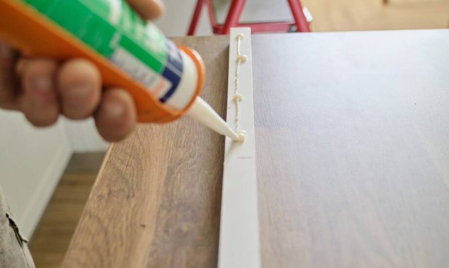 Jak poprawnie aplikować kleje do blatów, aby zwiększyć trwałość nadruków?