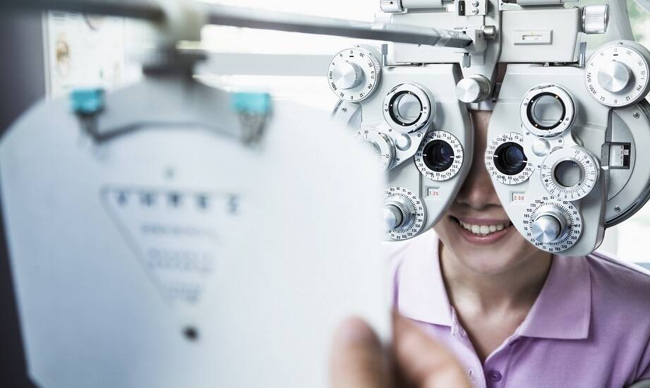 Dobór korekcyjnych okularów z pomocą optometrysty