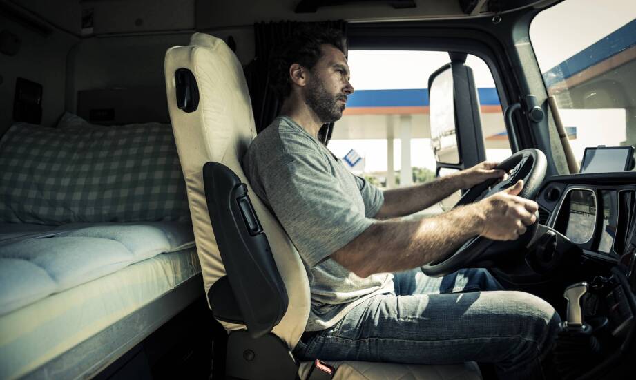 Jakie korzyści niesie wybór pokrowców z haftem dla zawodowych kierowców?