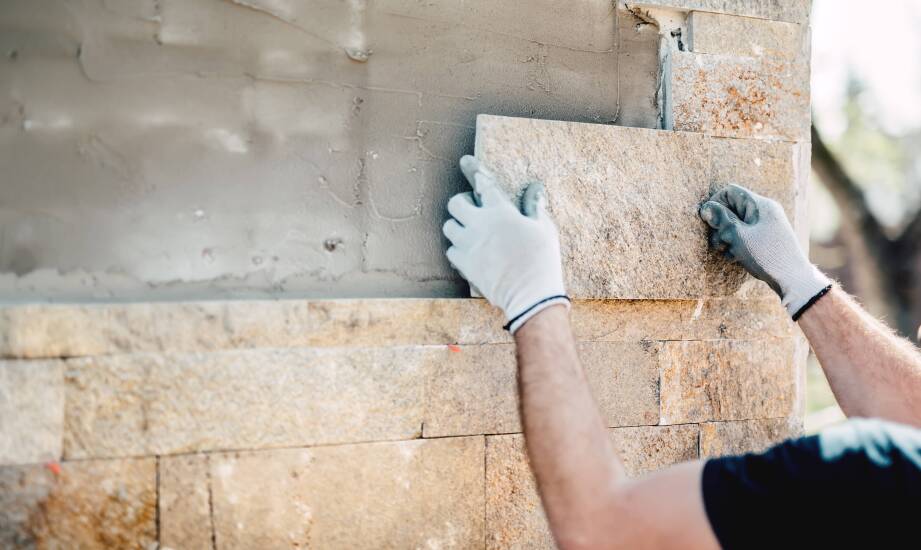 Dlaczego warto korzystać z usług profesjonalistów przy montażu kamienia?