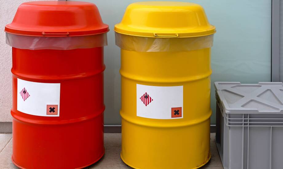 Jak kontenery na niebezpieczne odpady wpływają na bezpieczeństwo w przedsiębiorstwach?