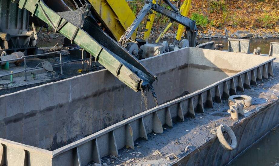 Warum es sich lohnt, in eine Absetzmulde mit Deckel für den Transport von Rohstoffen zu investieren