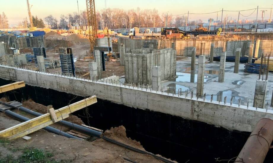 Wie wird das Verankern eines unterirdischen Tanks mit einem Stahlbetonbalken durchgeführt?