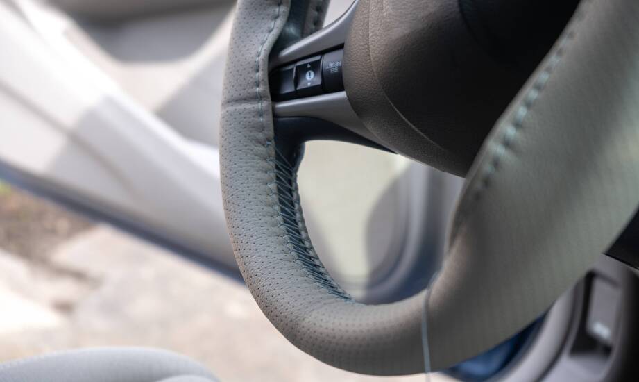 Lenkradbezüge aus Leder – Haltbarkeit, Ergonomie und Aussehen in einem