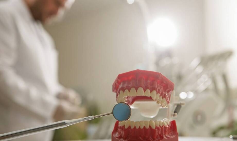 Czy periodontologia może pomóc w przypadku krwawiących dziąseł?