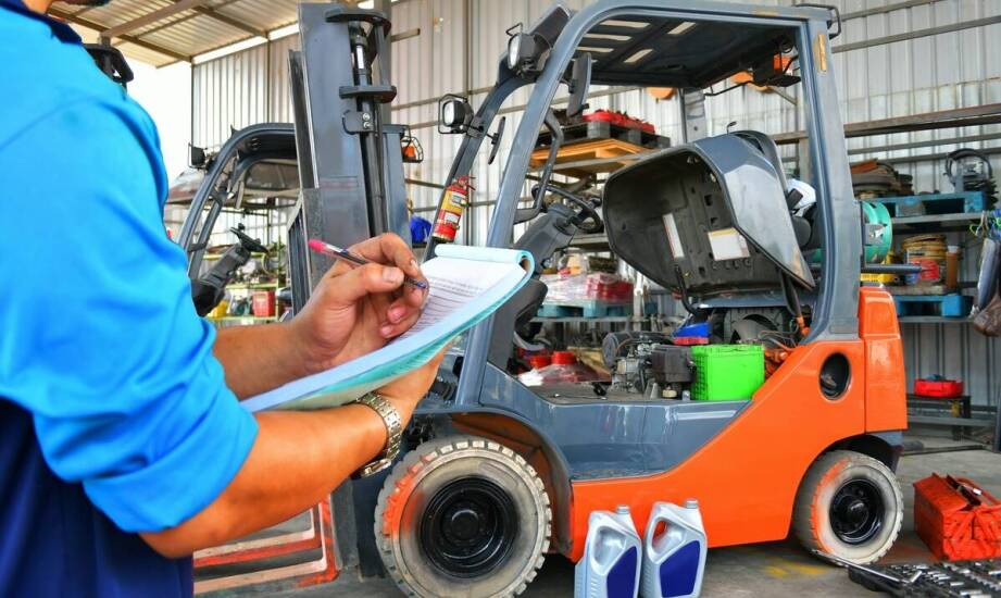 Serwis wózków widłowych - jak zapewnić ciągłość pracy tych maszyn?