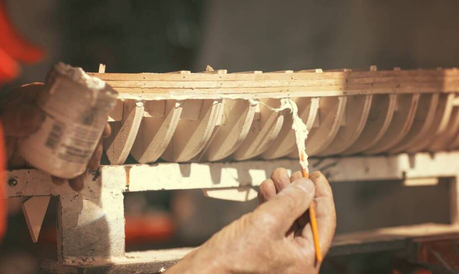 Ręczne laminowanie w procesie produkcji elementów dla przemysłu jachtowego