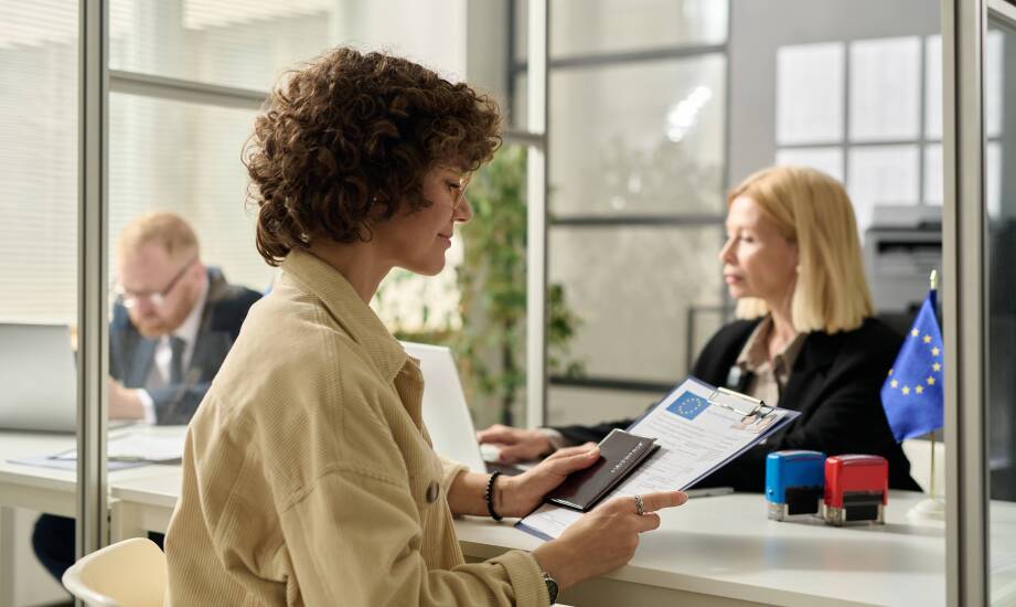 Jakie są korzyści z reprezentacji przez agencję celną w procesach legalizacji?