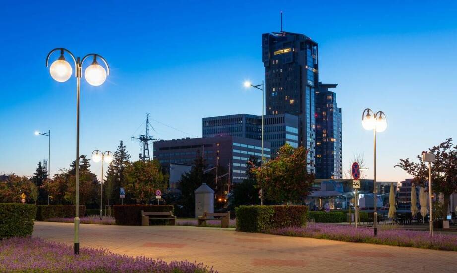 Zastosowanie parkowych słupów oświetleniowych w nowoczesnych projektach miejskich