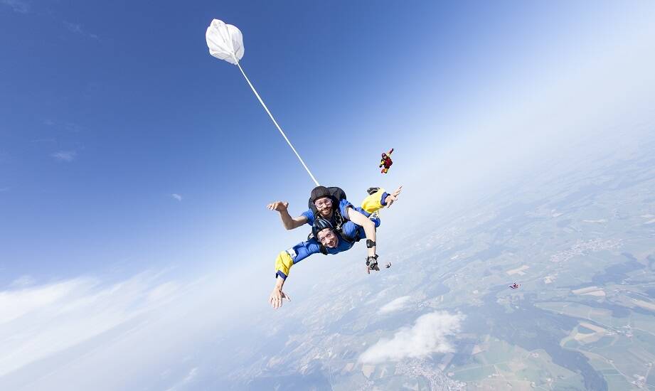 Jak zapewnić maksymalne bezpieczeństwo podczas tandemowych skoków?
