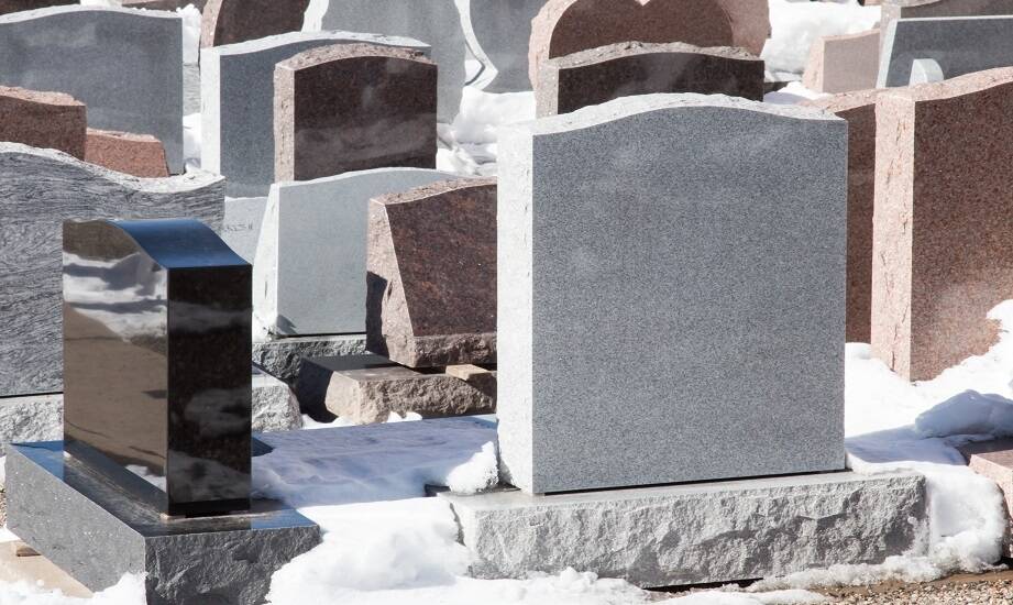 Znaczenie naturalnego kamienia w projektowaniu nagrobków