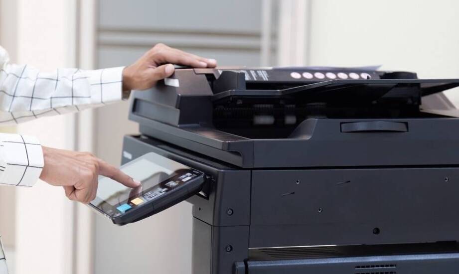 Jak dzierżawa biurowych urządzeń wpływa na finansową płynność przedsiębiorstwa?