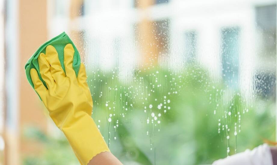 Mycie okien w budynkach mieszkalnych – jakie są techniki i standardy?