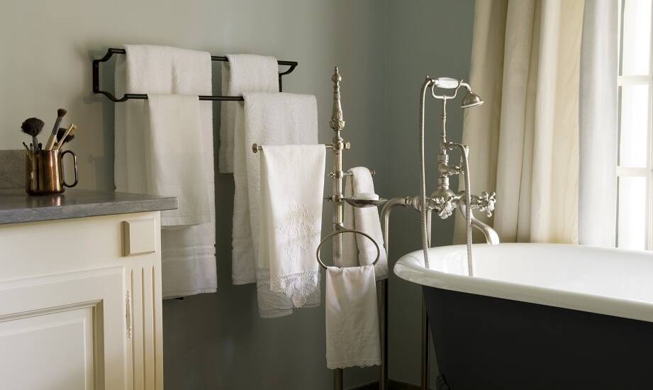 Klasyczna łazienka: jakie akcesoria i dodatki wybrać, by dopełnić aranżację?