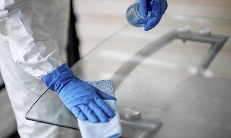 Jak właściwie wykorzystać profesjonalne środki do czystości do konserwacji szklanych powierzchni?