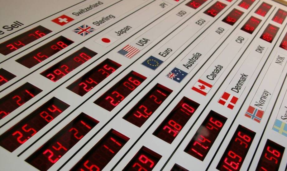 Jak często aktualizowane kursy walut wpływają na decyzje klientów?