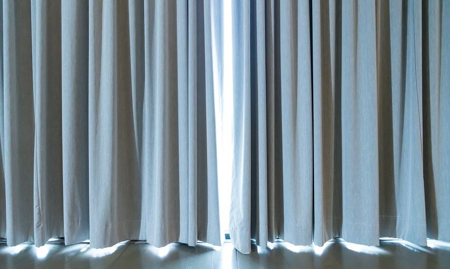 Efektywność akustycznych kotar w przestrzeniach edukacyjnych