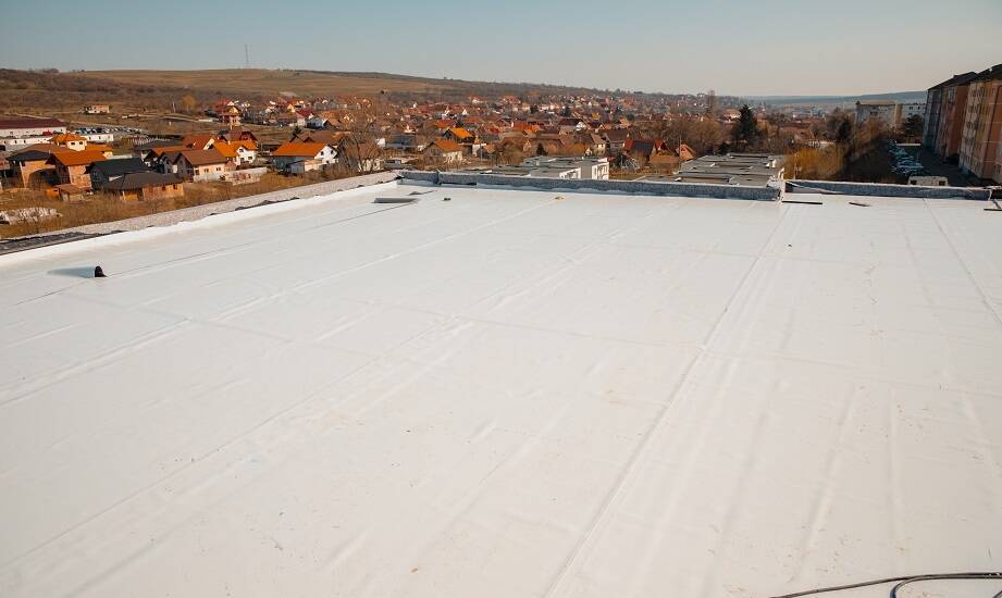 Jakie są kluczowe aspekty projektowania i wykonania płaskich nowoczesnych dachów?