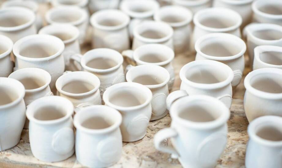 Tradycja w nowoczesnej kuchni: bolesławieckie kubki jako element codziennego życia