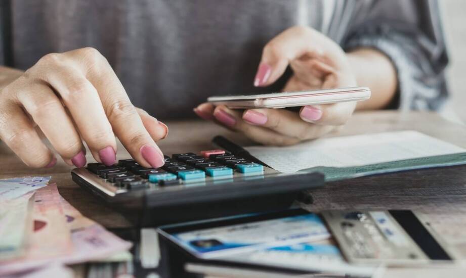 Jak przygotować się finansowo do organizacji stypy?