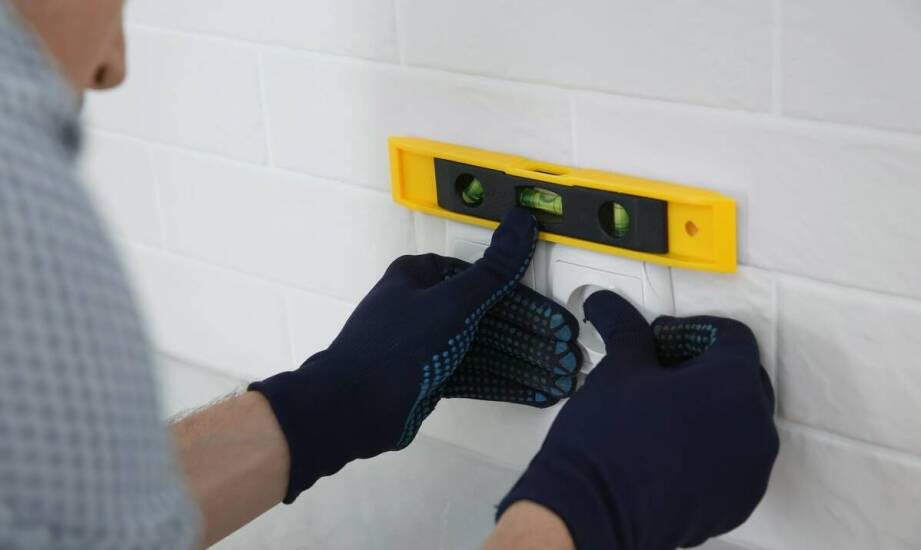 Jak prawidłowo montować łazienkowe lustra, aby zapewnić bezpieczeństwo użytkownikom?