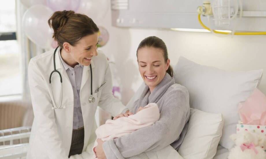 Jakie korzyści dla zdrowia mamy i dziecka przynosi opieka położnej po porodzie?