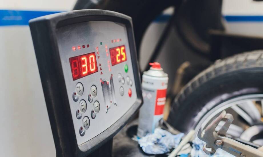 Jakie funkcje programu do zarządzania samochodem pomagają w monitorowaniu napraw i przeglądów?