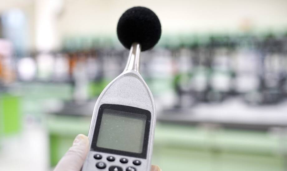 Miernik poziomu dźwięku w motoryzacyjnym przemyśle: praktyczne zastosowania