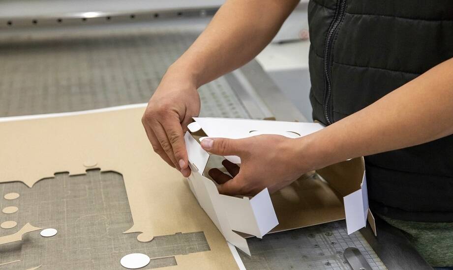 Wykrojniki do papieru w przemyśle poligraficznym: jak zapewniają precyzję?