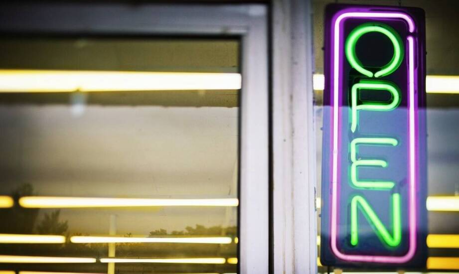 Jakie są korzyści z zastosowania neonów w przestrzeniach handlowych?