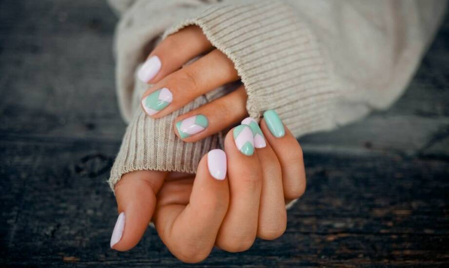 Stylizacja paznokci – jakie kolory dominują w tym sezonie?