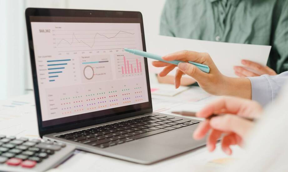 Jak analiza cenowych trendów na platformie przetargowej wspiera planowanie zakupów?