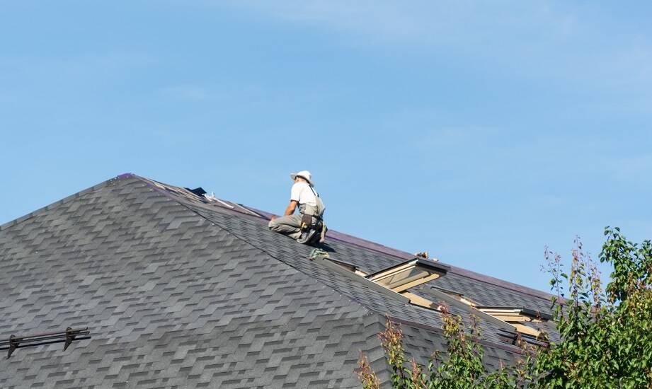 Jak skutecznie przeprowadzić naprawę dachu przy użyciu atestowanych materiałów?