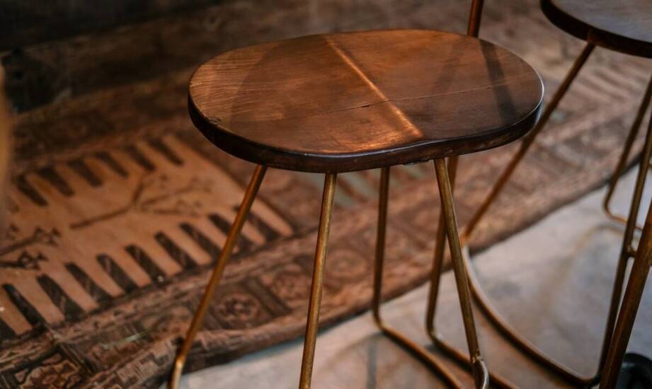 Kolonialny taboret – praktyczny dodatek do przedpokoju