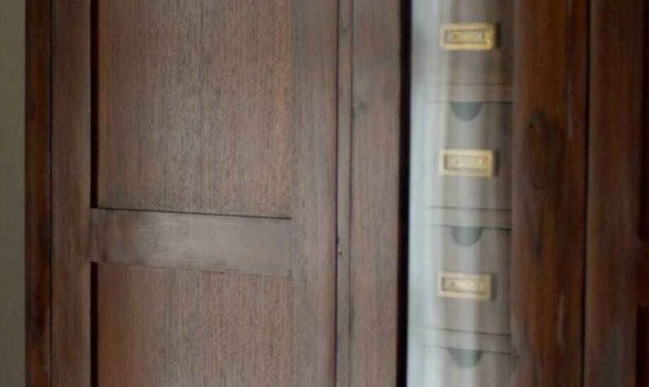 Jak wybrać idealną kolonialną witrynę dla miłośników klasyki?