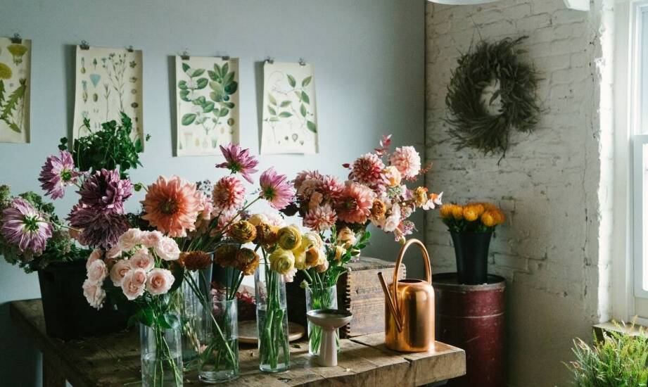 Jak doniczkowe sztuczne kwiaty mogą uzupełnić aranżację wnętrz w stylu rustykalnym?